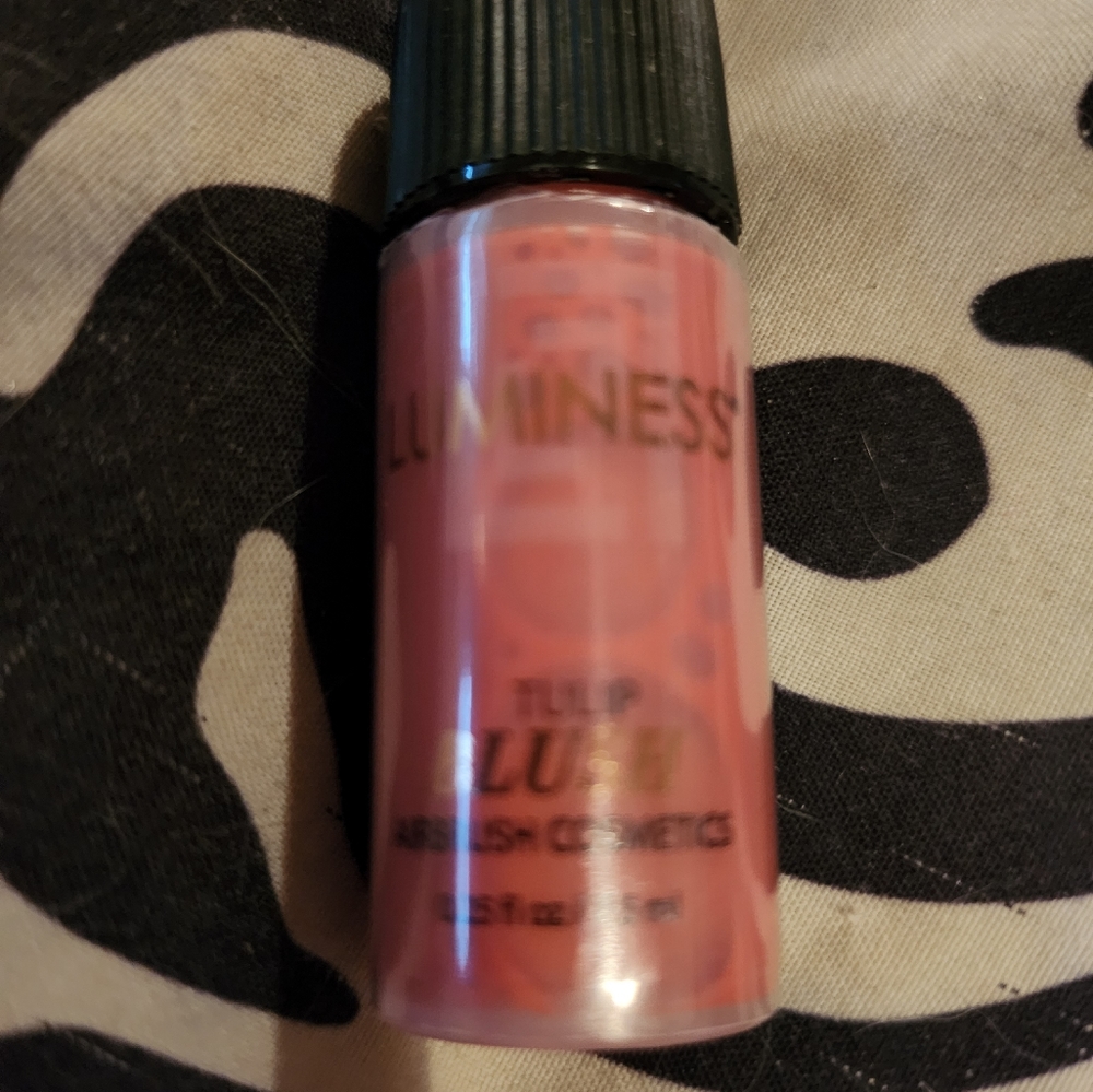 Luminous breeze, air brush makeup blush.